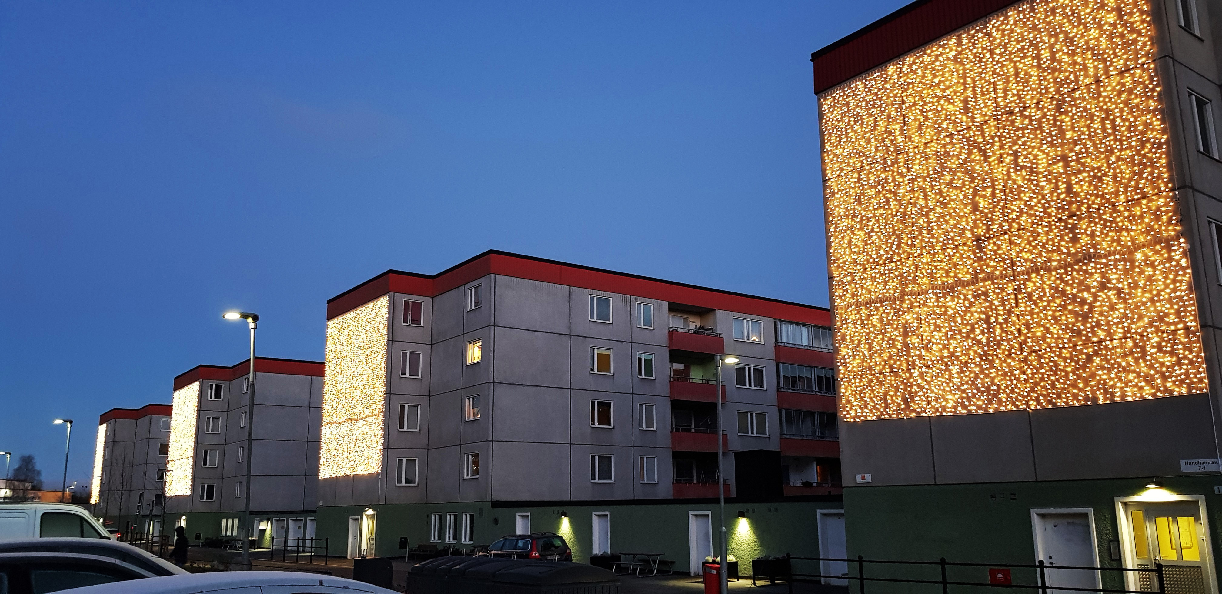Fyra LED-belysta fasader på Hundhamravägen i Norsborg