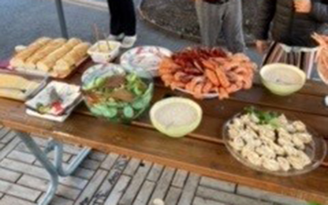 Uppdukad buffé inför kräftskiva