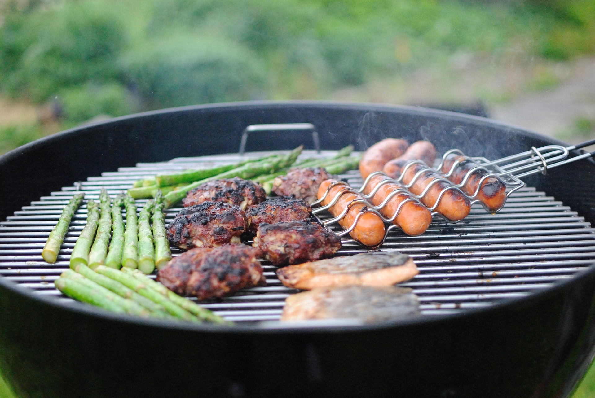 Kolgrill med korv, sparris med mera