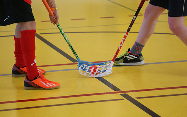 Två barn tekar i innebandy
