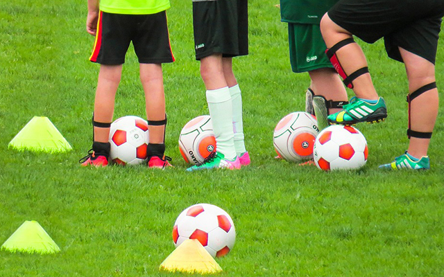 barn som tränar fotboll