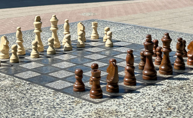 Ett schackbräde med uppställda spelpjäser