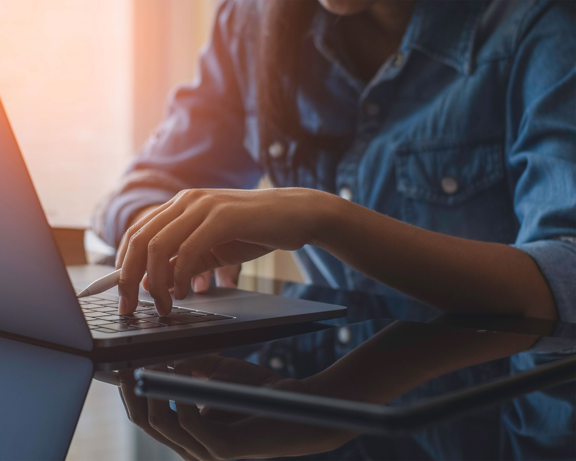 en person sitter framför en laptop
