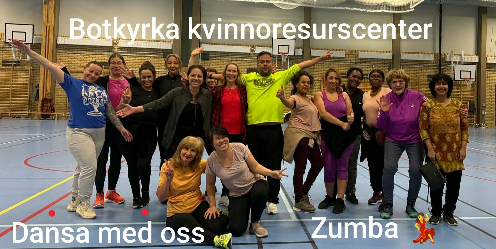 En grupp glada människor i en idrottshall