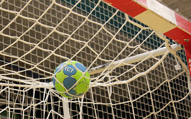 En handboll som ligger ovanpå handbollsmålet