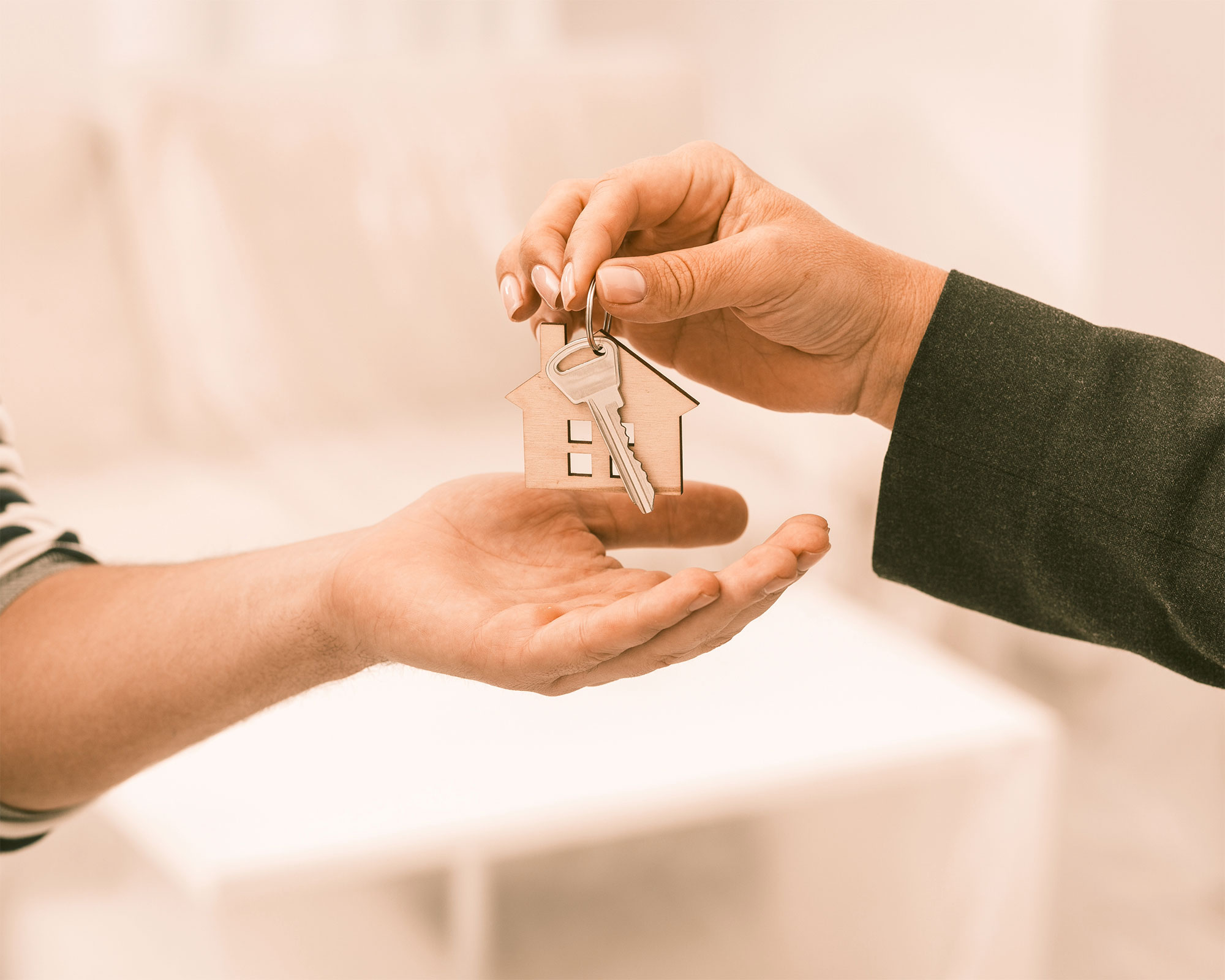 en person lämnar över en nyckelknippa till en annan