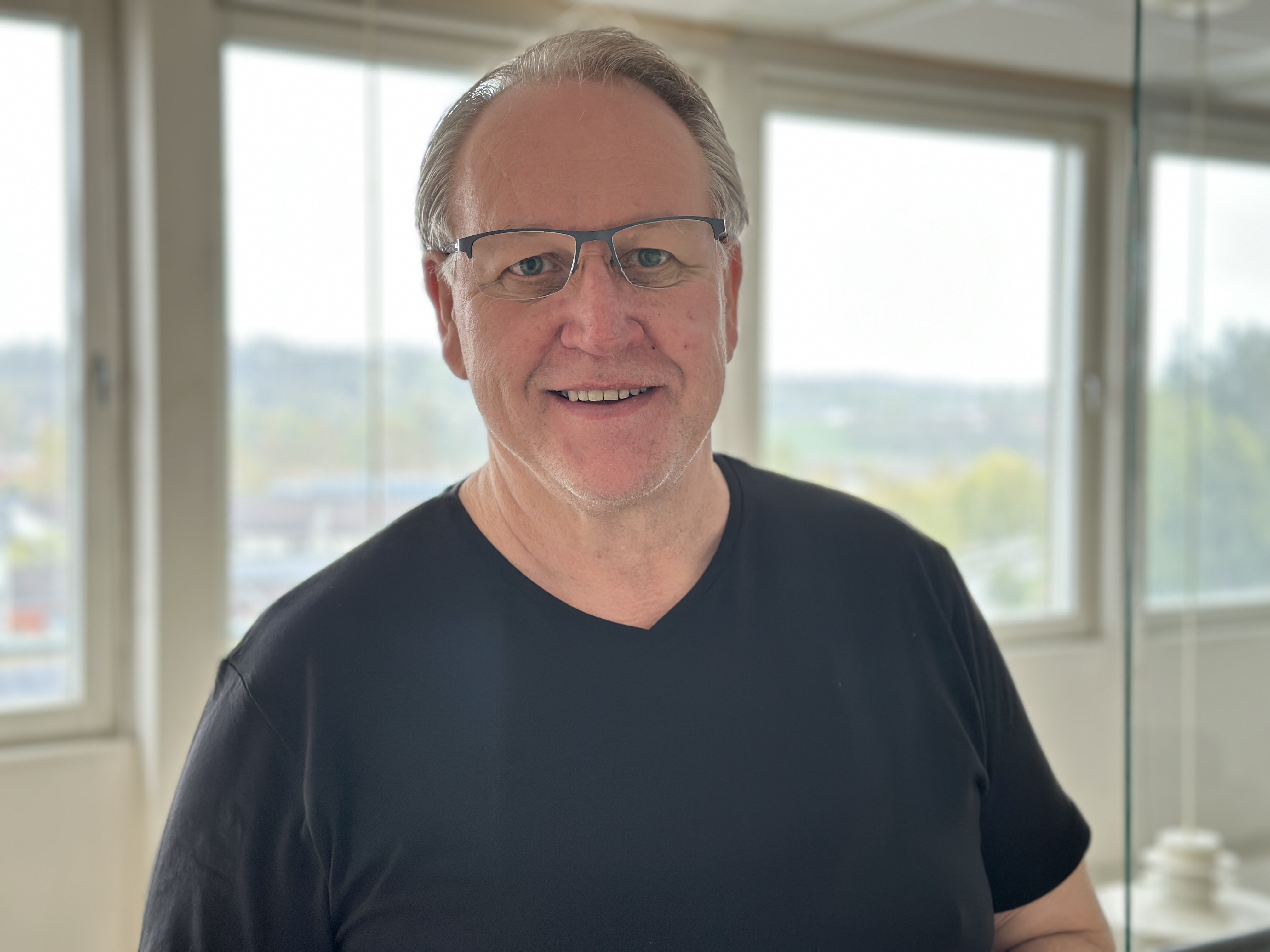 En man med svart t-shirt