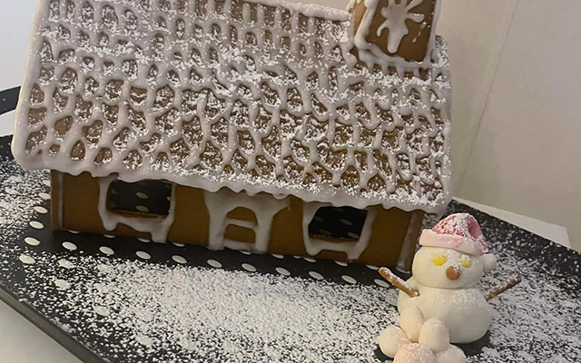 Pepparkakshus dekorerat med kristyr och godis