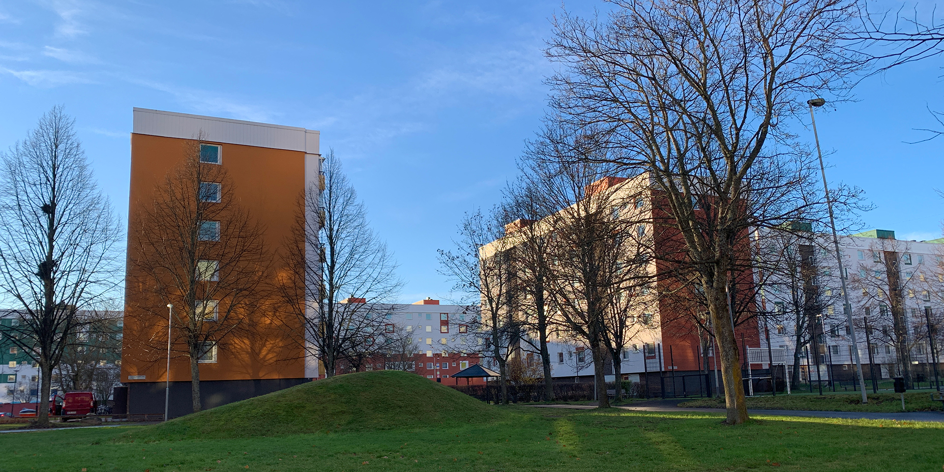 Grönskande innergård på Lagman Lekares väg i Alby