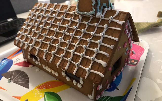 Pepparkakshus dekorerat med kristyr och godis