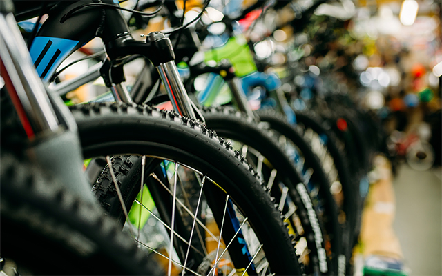 en närbild på flera cyklar som står i ett cykelförråd