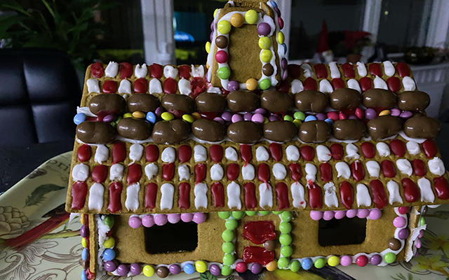 Pepparkakshus dekorerat med kristyr och godis