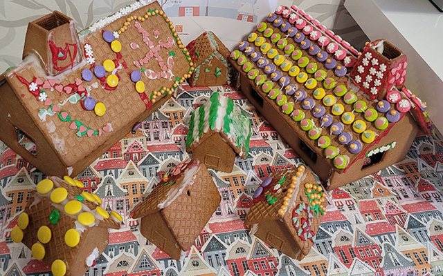 Pepparkakshus dekorerat med kristyr och godis