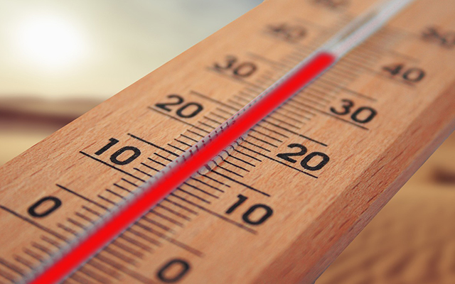 En termometer i trä som visar 40 grader.
