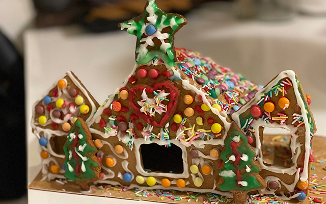 Pepparkakshus dekorerat med kristyr och godis