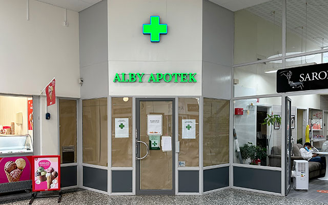 Apotek med grön skylt inne i Alby centrum