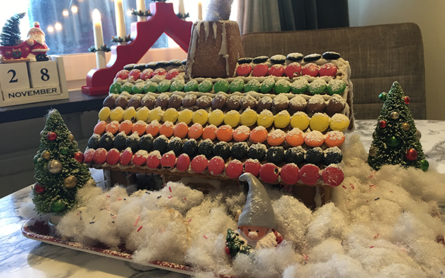 Pepparkakshus dekorerat med kristyr och godis