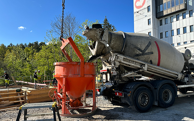 En betongbil på en byggarbetsplats