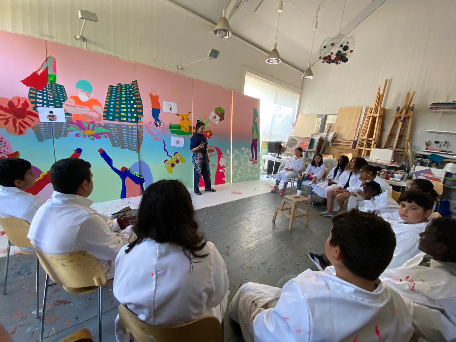Saadia Hussein och barnen målar konst som ska pryda Konstkuben i Fittja.