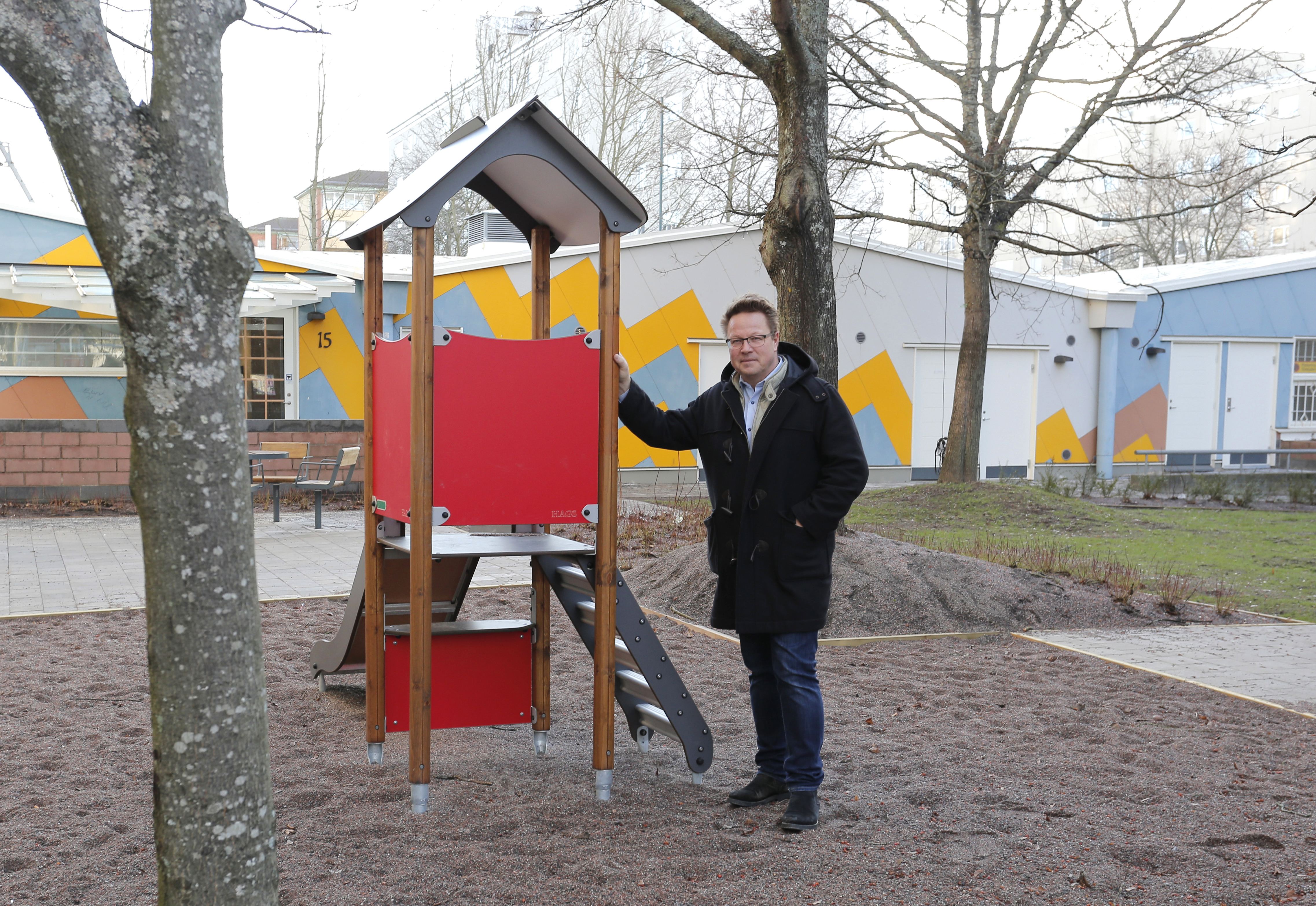 Jan-Erik Sandh affärsområdeschef på Botkyrkabyggen vid en lekpark i Norsborg